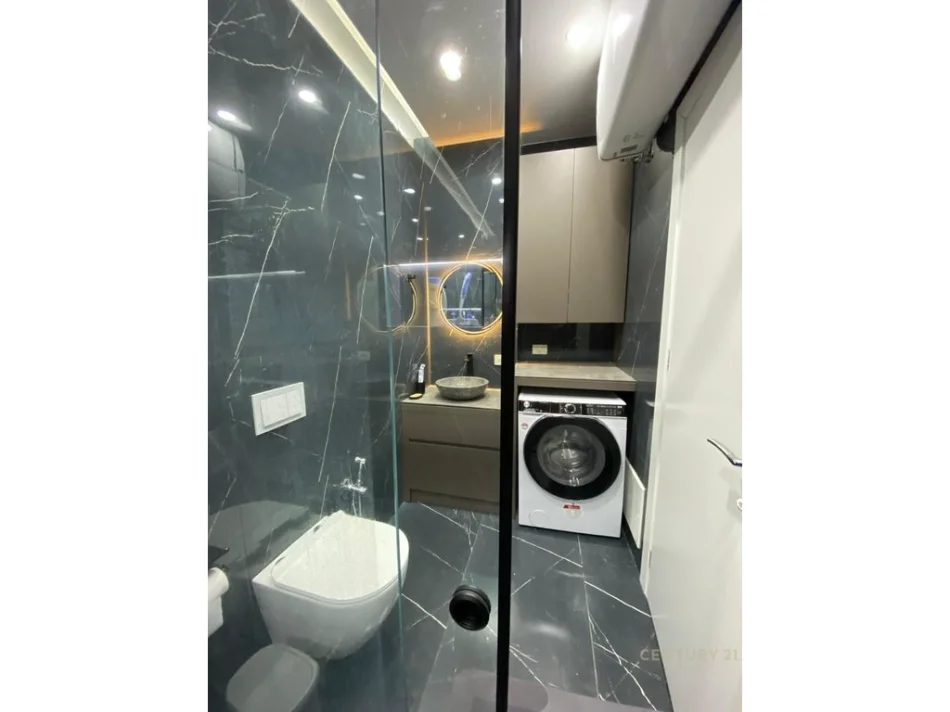 Tirane, jepet me qera apartament 1+1+Ballkon Kati 13, 75 m² 700 € (Residenca Golden Tower, Mine Peza)