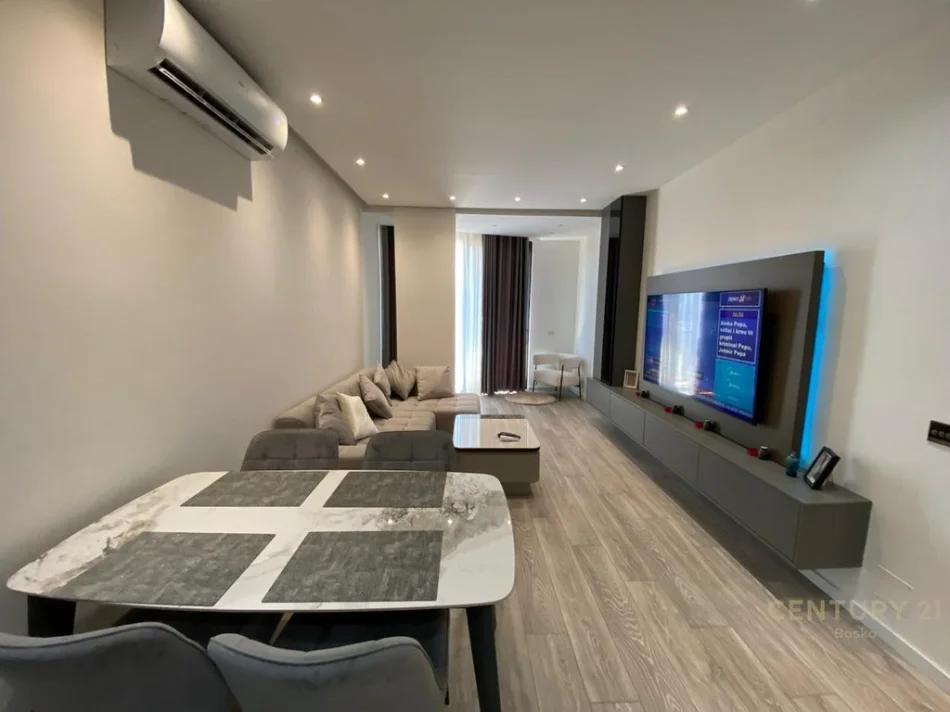 Tirane, jepet me qera apartament 1+1+Ballkon Kati 13, 75 m² 700 € (Residenca Golden Tower, Mine Peza)