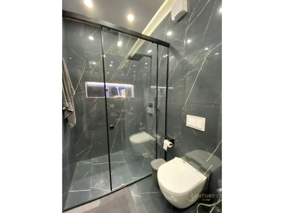 Tirane, jepet me qera apartament 1+1+Ballkon Kati 13, 75 m² 700 € (Residenca Golden Tower, Mine Peza)