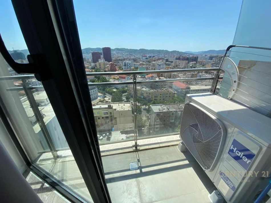 Tirane, jepet me qera apartament 1+1+Ballkon Kati 13, 75 m² 700 € (Residenca Golden Tower, Mine Peza)