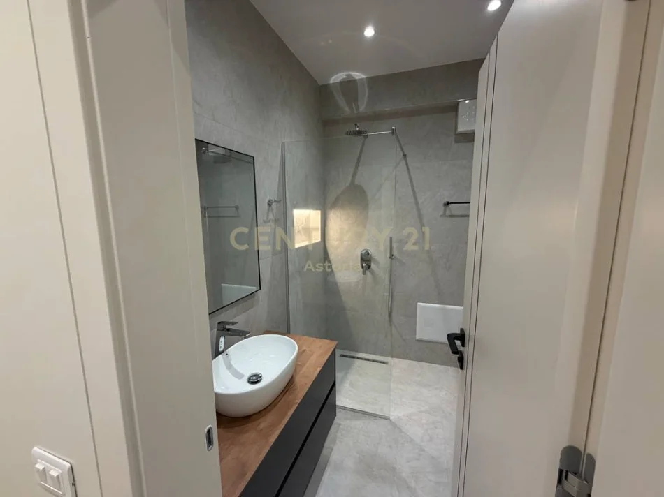 Tirane, jepet me qera apartament 2+1 , 79 m² 750 € (Rruga e Barrikadave)