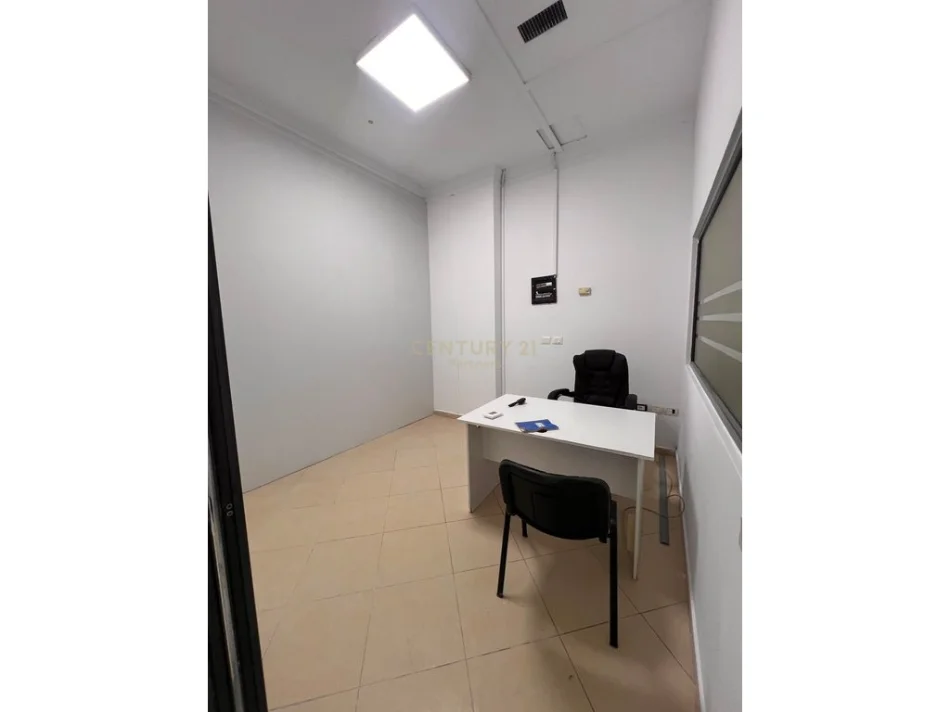 Tirane, jepet me qera ambjent biznesi Kati 3, 165 m² 1.500 € (Globe)