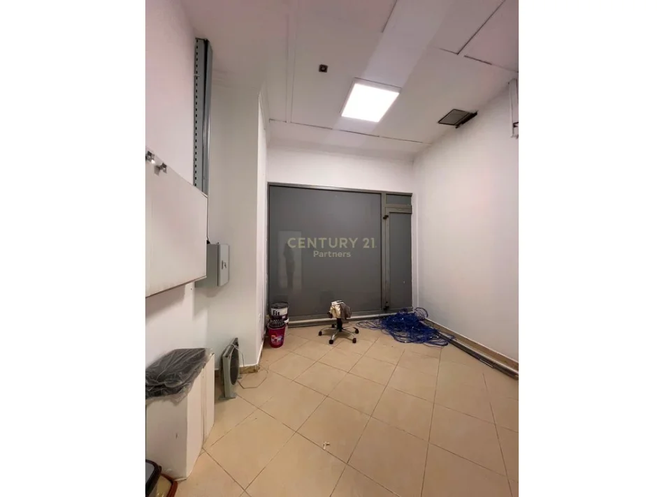 Tirane, jepet me qera ambjent biznesi Kati 3, 165 m² 1.500 € (Globe)