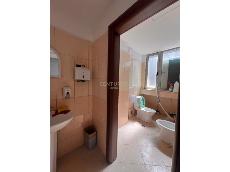 Tirane, jepet me qera ambjent biznesi Kati 3, 165 m² 1.500 € (Globe)