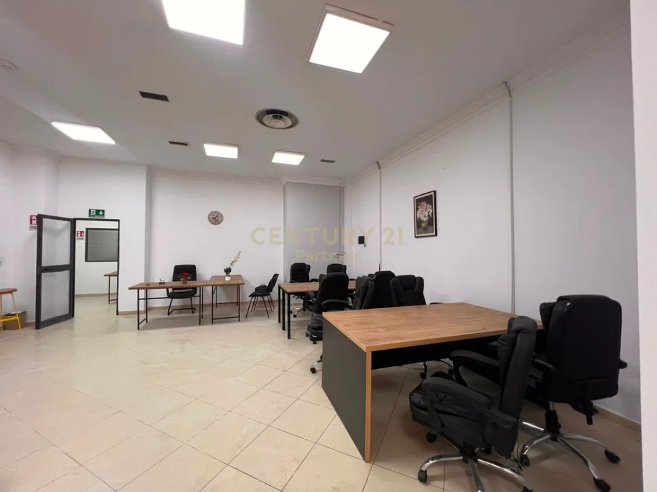 Tirane, jepet me qera ambjent biznesi Kati 3, 165 m² 1.500 € (Globe)