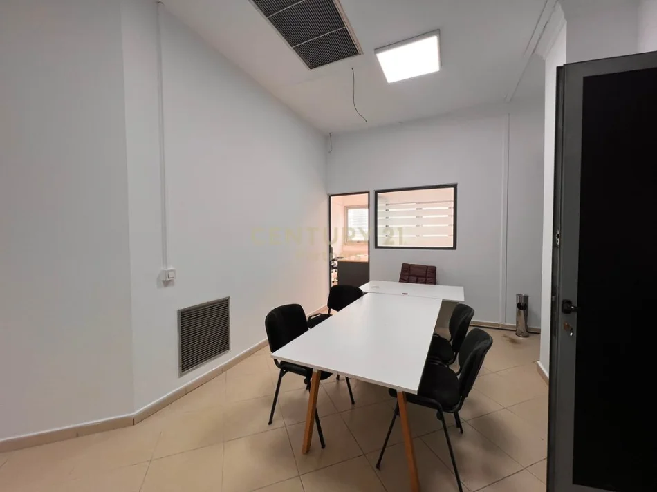 Tirane, jepet me qera ambjent biznesi Kati 3, 165 m² 1.500 € (Globe)