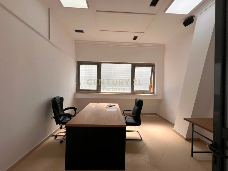 Tirane, jepet me qera ambjent biznesi Kati 3, 165 m² 1.500 € (Globe)