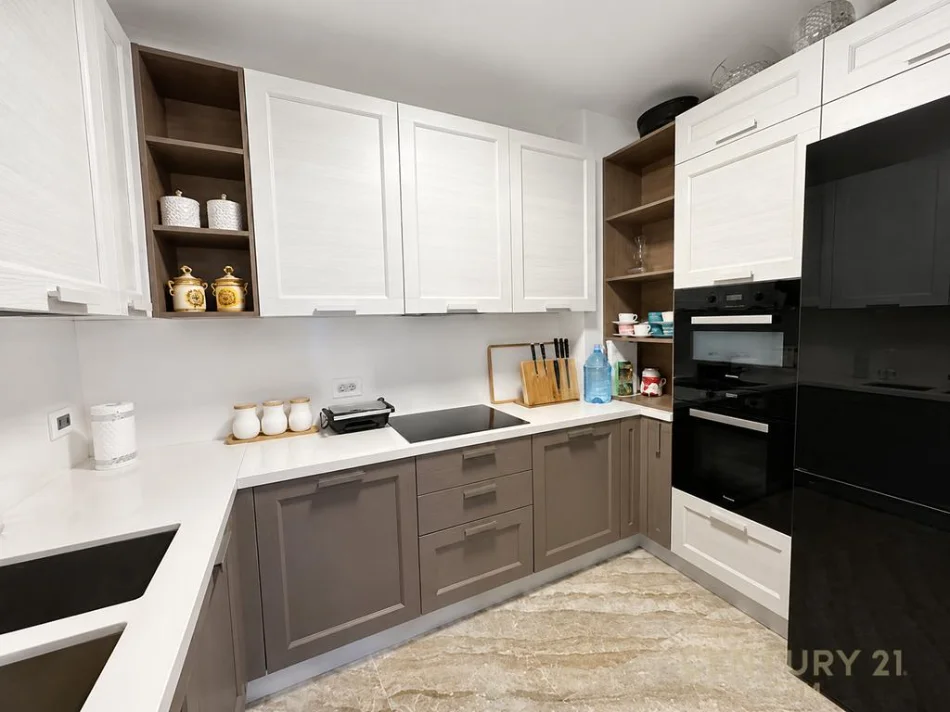 Tirane, jepet me qera apartament 2+1+Ballkon Kati 8, 107 m² 1.700 € (Ish Blloku)