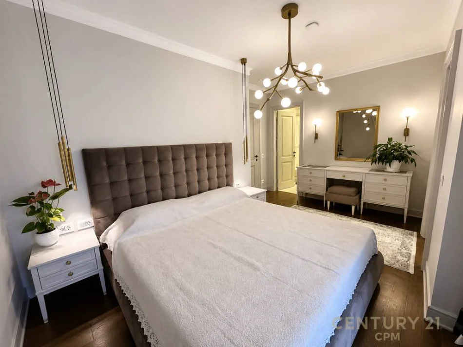 Tirane, jepet me qera apartament 2+1+Ballkon Kati 8, 107 m² 1.700 € (Ish Blloku)