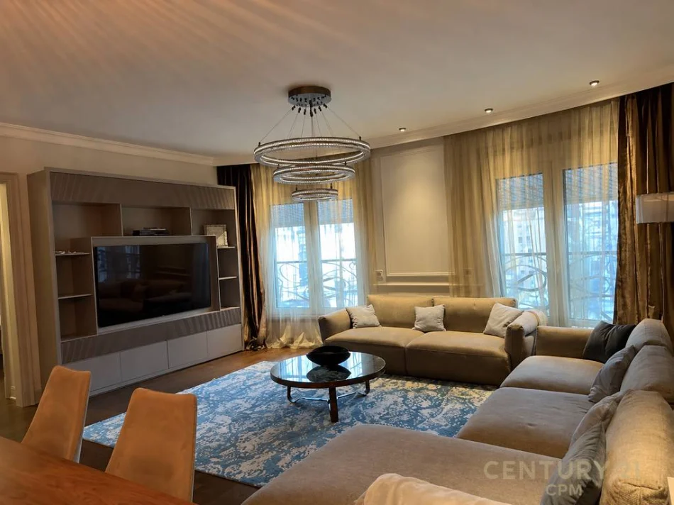 Tirane, jepet me qera apartament 2+1+Ballkon Kati 8, 107 m² 1.700 € (Ish Blloku)