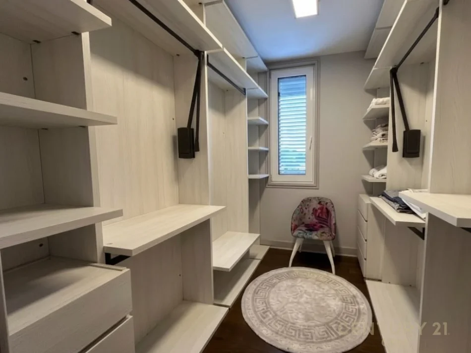 Tirane, jepet me qera apartament 2+1+Ballkon Kati 8, 107 m² 1.700 € (Ish Blloku)