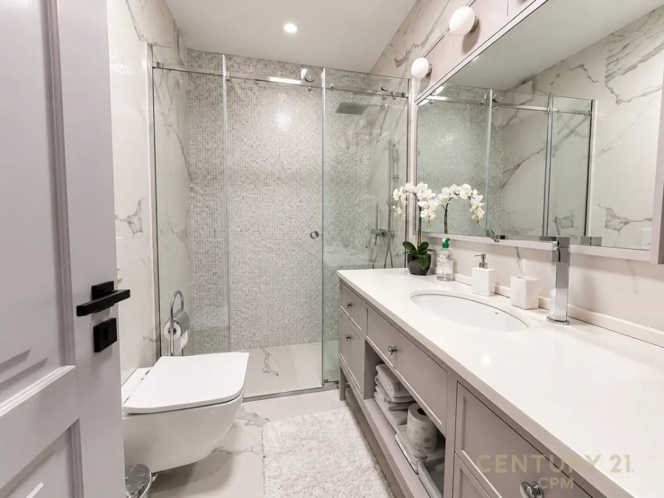 Tirane, jepet me qera apartament 2+1+Ballkon Kati 8, 107 m² 1.700 € (Ish Blloku)
