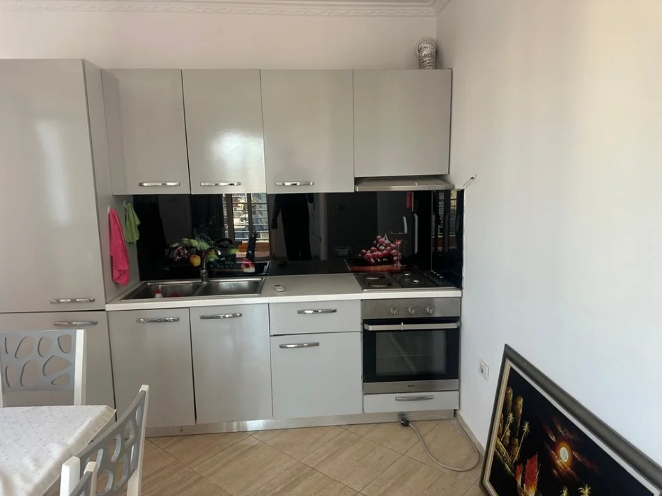 Tirane, jepet me qera apartament 2+1 Kati 6, 85 m² 600 € 