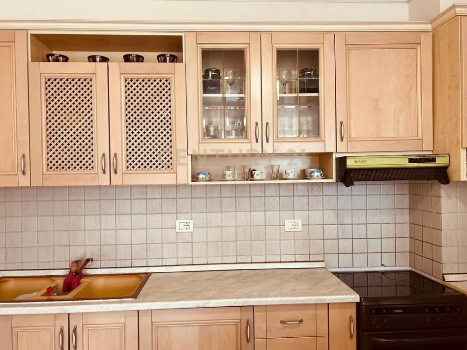 Tirane, jepet me qera apartament 2+1+Ballkon Kati 7, 108 m² 650 €