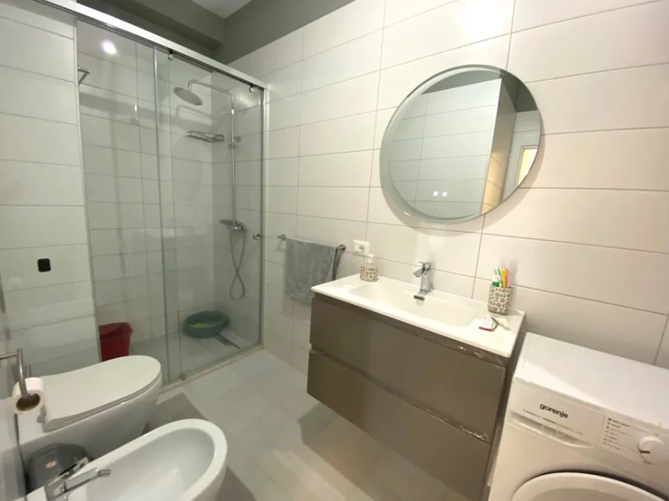Tirane, jepet me qera apartament 1+1+Ballkon Kati 4, 65 m² 650 € (rruga egnatia)