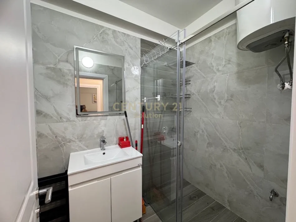 Tirane, jepet me qera apartament 1+1 Kati 6, 60 m² 650 € (Rruga MinePeza)