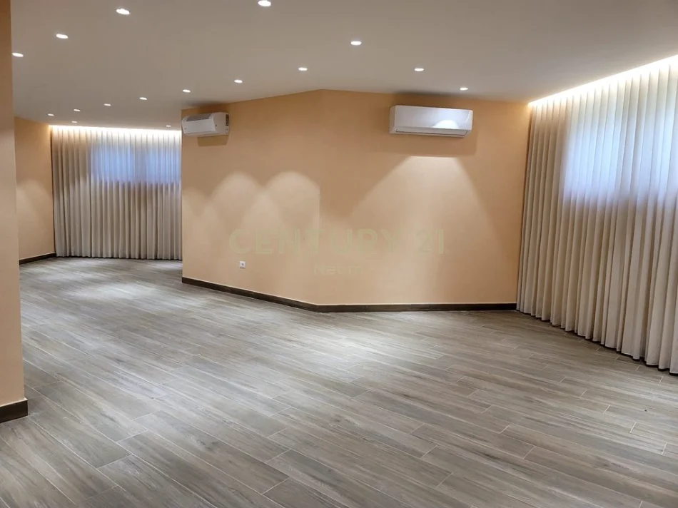 Tirane, jepet me qera Vile 3+1 Kati 2, 276 m² 4.000 € (sauk)