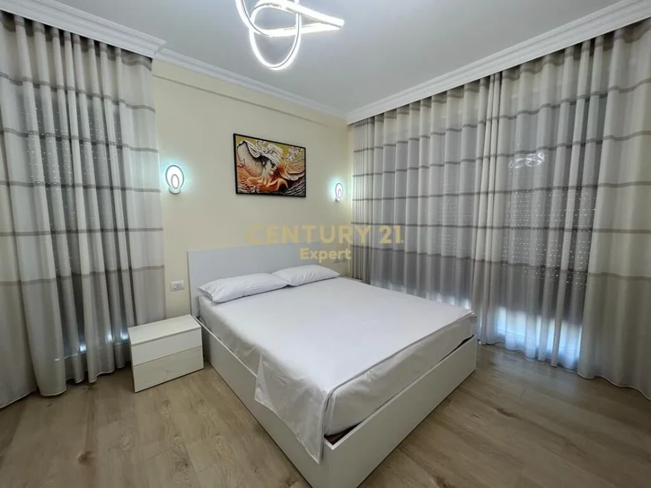 Tirane, jepet me qera apartament 2+1+Ballkon Kati 2, 110 m² 1.100 € (pazari i ri)