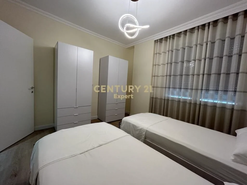 Tirane, jepet me qera apartament 2+1+Ballkon Kati 2, 110 m² 1.100 € (pazari i ri)
