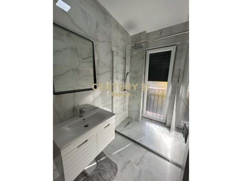 Tirane, jepet me qera apartament 2+1+Ballkon Kati 2, 110 m² 1.100 € (pazari i ri)