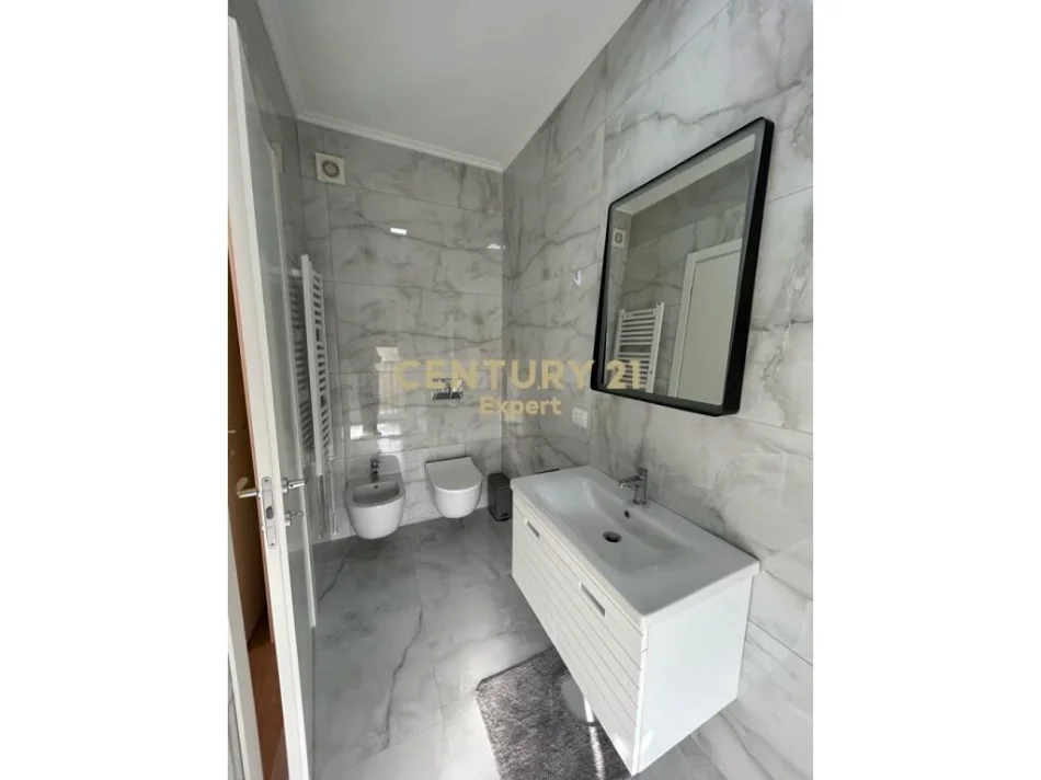 Tirane, jepet me qera apartament 2+1+Ballkon Kati 2, 110 m² 1.100 € (pazari i ri)