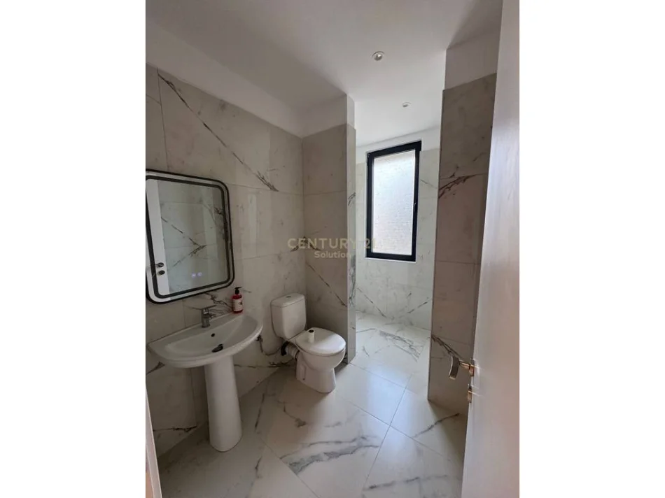 Tirane, jepet me qera apartament 2+1+Ballkon Kati 1, 127 m² 1.000 € (liqeni i thate)
