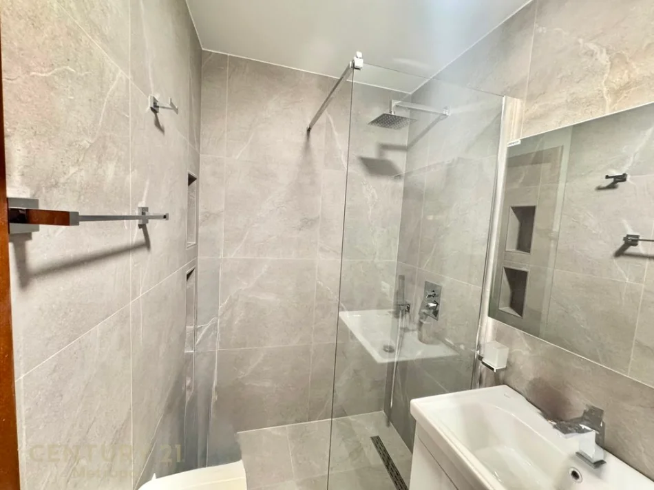 Tirane, jepet me qera apartament 2+1+Ballkon Kati 3, 95 m² 900 € (komuna e parisit)