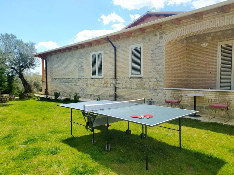 Tirane, jepet me qera Vile 4+1+Aneks+Ballkon Kati 2, 5.000 m² 3.000 € (farke)