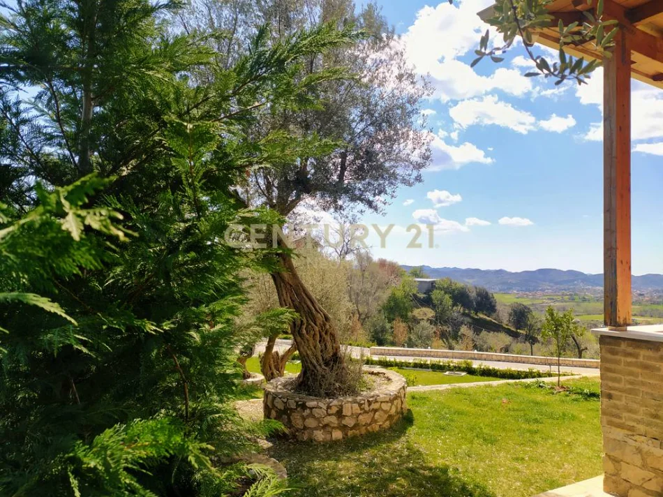 Tirane, jepet me qera Vile 4+1+Aneks+Ballkon Kati 2, 5.000 m² 3.000 € (farke)