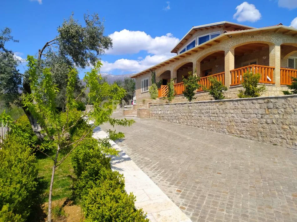 Tirane, jepet me qera Vile 4+1+Aneks+Ballkon Kati 2, 5.000 m² 3.000 € (farke)