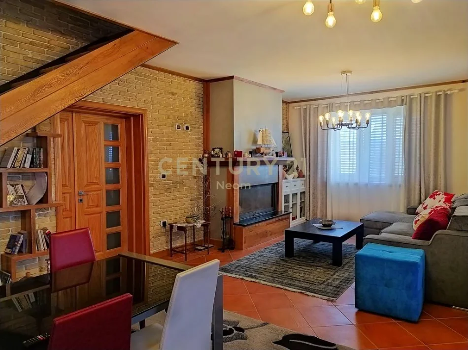 Tirane, jepet me qera Vile 4+1+Aneks+Ballkon Kati 2, 5.000 m² 3.000 € (farke)