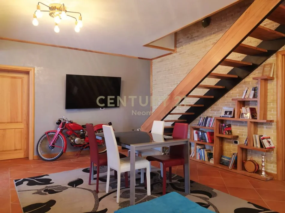 Tirane, jepet me qera Vile 4+1+Aneks+Ballkon Kati 2, 5.000 m² 3.000 € (farke)