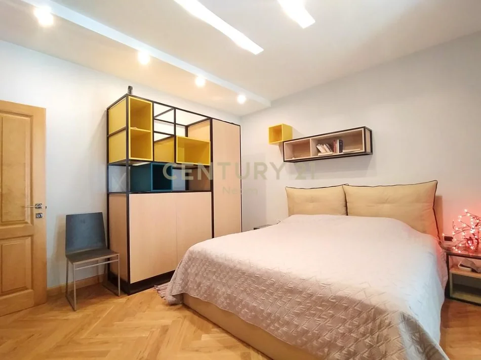 Tirane, jepet me qera Vile 4+1+Aneks+Ballkon Kati 2, 5.000 m² 3.000 € (farke)