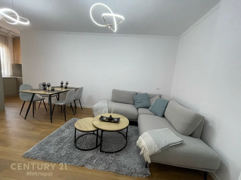 Tirane, jepet me qera apartament 2+1 Kati 4, 95 m² 730 € 