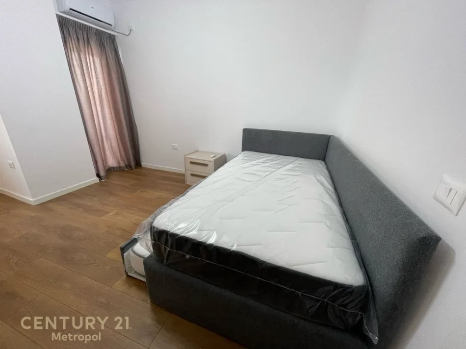 Tirane, jepet me qera apartament 2+1 Kati 4, 95 m² 730 € 