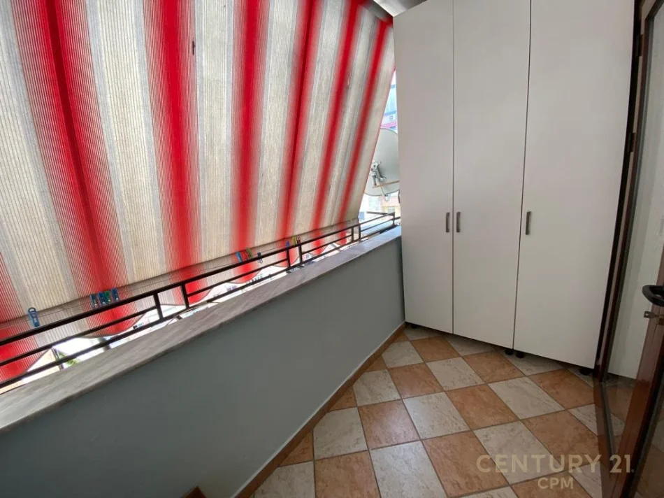 Tirane, jepet me qera apartament 2+1 Kati 10, 100 m² 650 € (Komuna e Parisit)