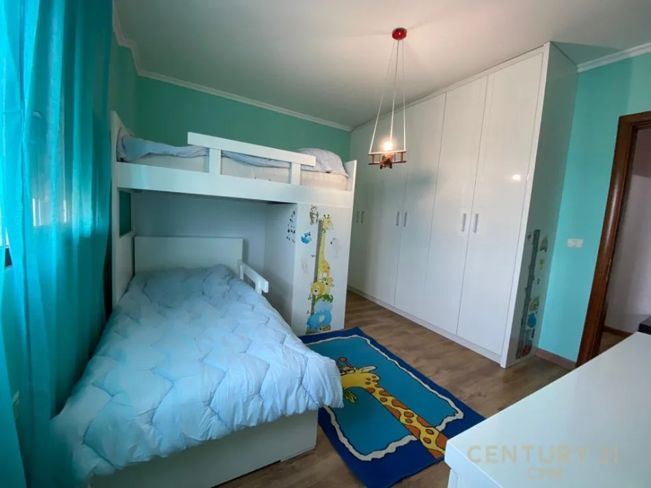 Tirane, jepet me qera apartament 2+1 Kati 10, 100 m² 650 € (Komuna e Parisit)