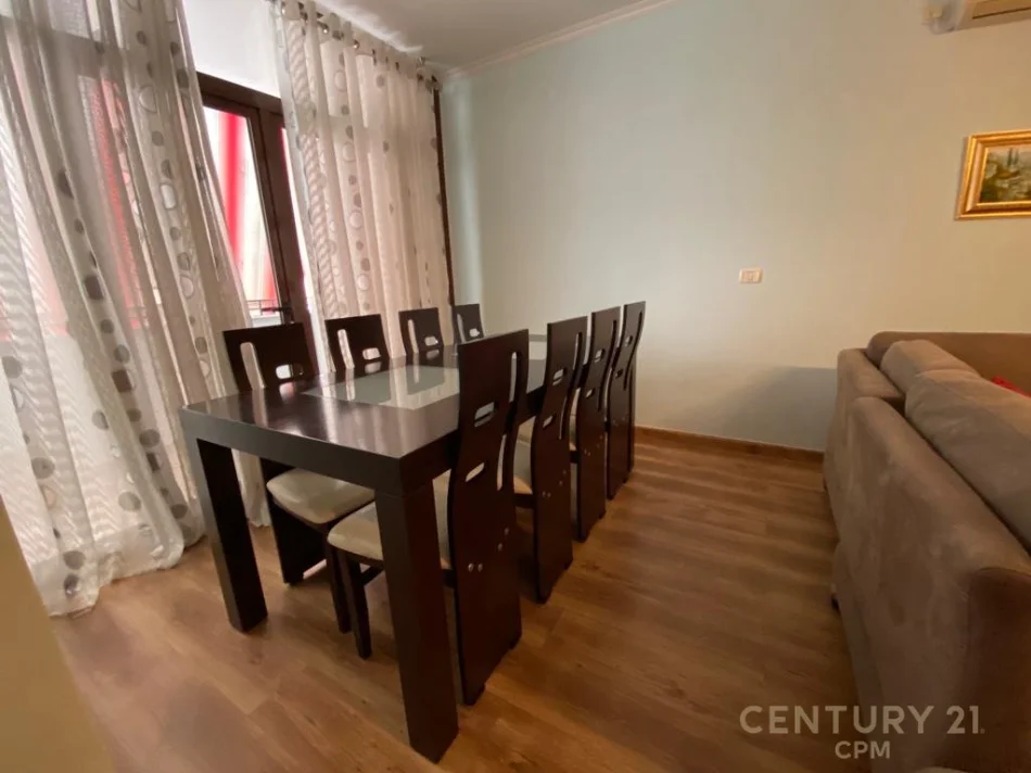 Tirane, jepet me qera apartament 2+1 Kati 10, 100 m² 650 € (Komuna e Parisit)