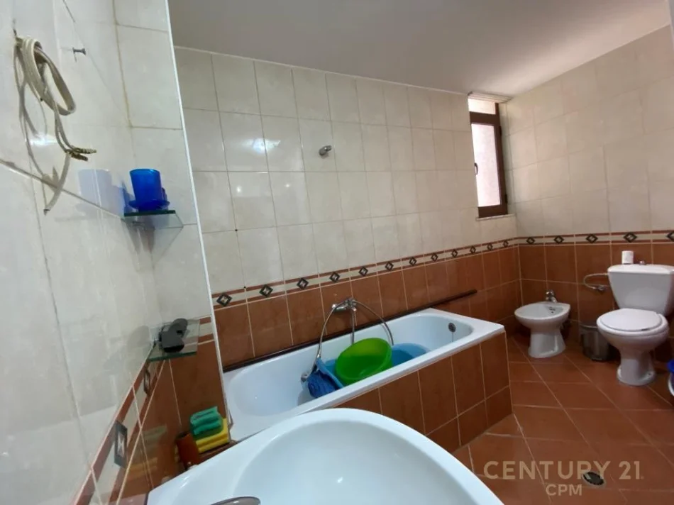 Tirane, jepet me qera apartament 2+1 Kati 10, 100 m² 650 € (Komuna e Parisit)