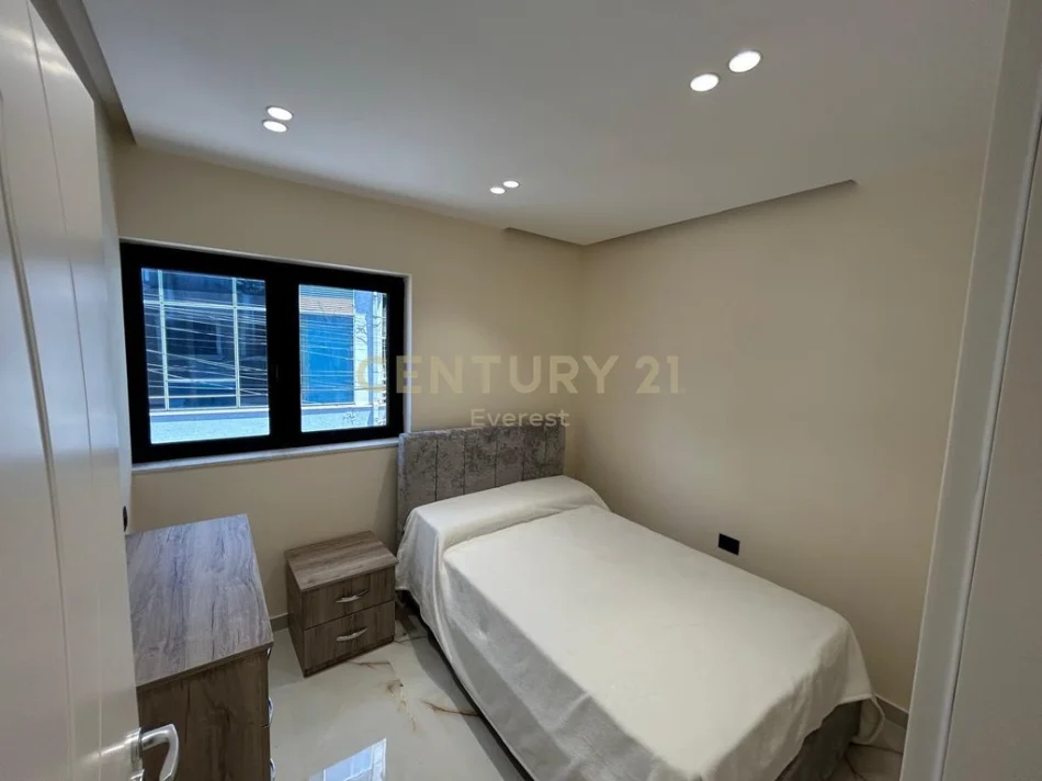 Tirane, jepet me qera apartament duplex 2+1 Kati 1, 120 m² 800 € (rruga e elbasanit)