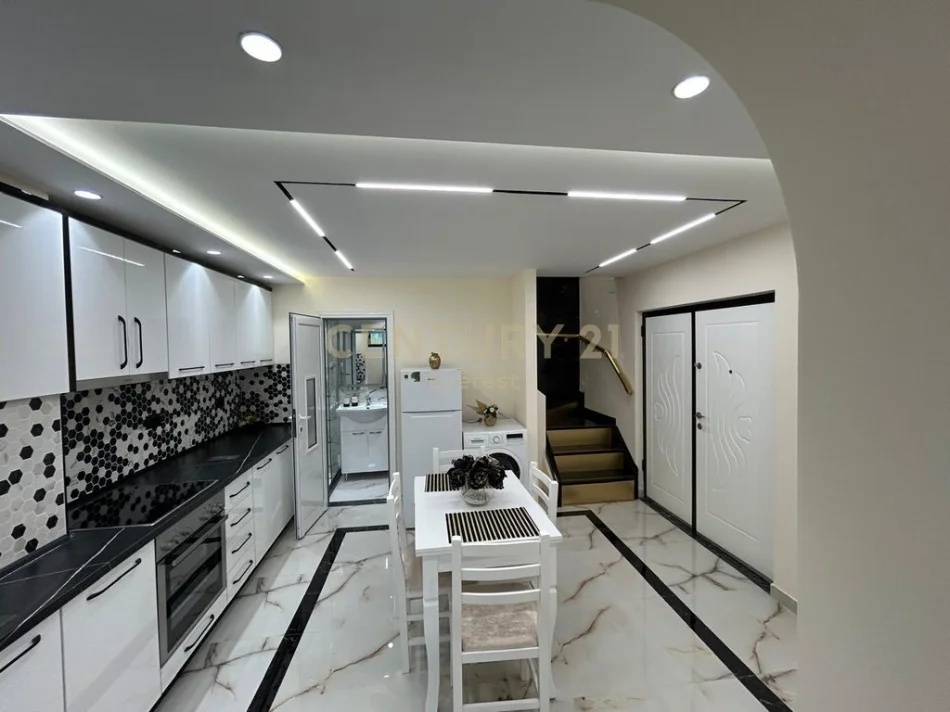 Tirane, jepet me qera apartament duplex 2+1 Kati 1, 120 m² 800 € (rruga e elbasanit)