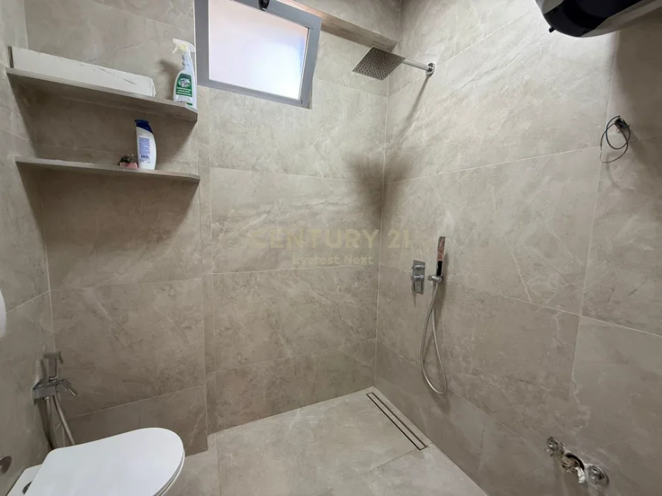 Tirane, jepet me qera apartament 2+1 Kati 4, 95 m² 750 € (liqeni i thate)