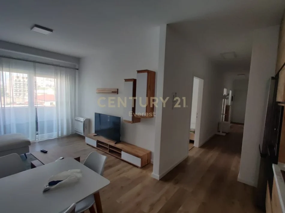 Tirane, jepet me qera apartament 2+1 Kati 2, 95 m² 800 € (rezidenca quartum)