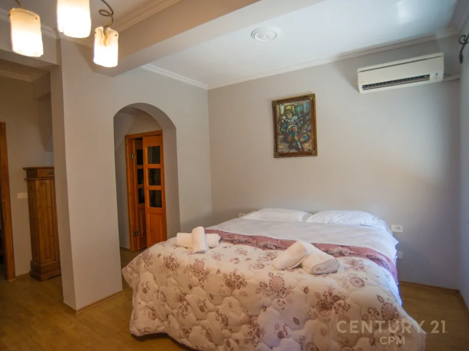 Tirane, jepet me qera apartament duplex 3+1+Ballkon Kati 4, 199 m² 1.500 € (qender prane sheshit skenderbej)