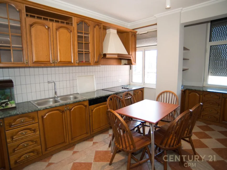 Tirane, jepet me qera apartament duplex 3+1+Ballkon Kati 4, 199 m² 1.500 € (qender prane sheshit skenderbej)