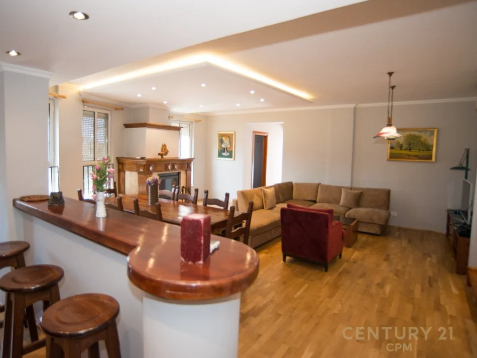 Tirane, jepet me qera apartament duplex 3+1+Ballkon Kati 4, 199 m² 1.500 € (qender prane sheshit skenderbej)