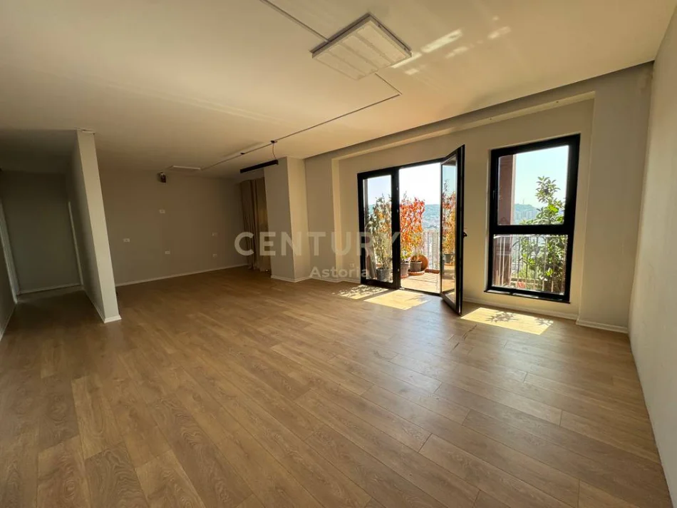 Tirane, jepet me qera zyre Kati 17, 160 m² 2.500 € (rruga e kavajes)