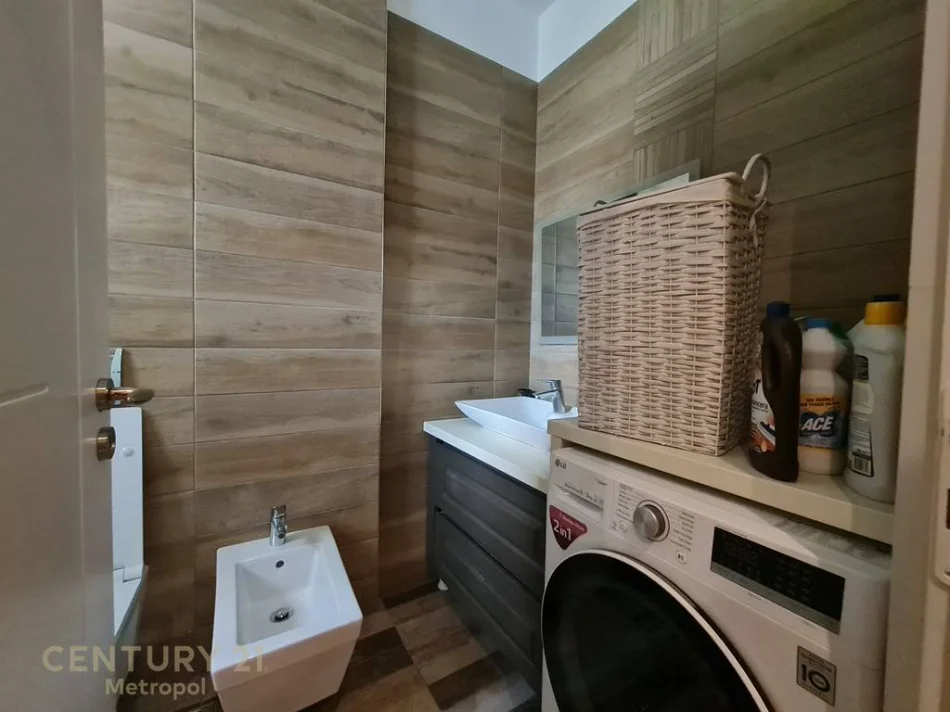 Tirane, jepet me qera apartament 2+1+Ballkon Kati 5, 120 m² 2.000 € (liqeni i thate)
