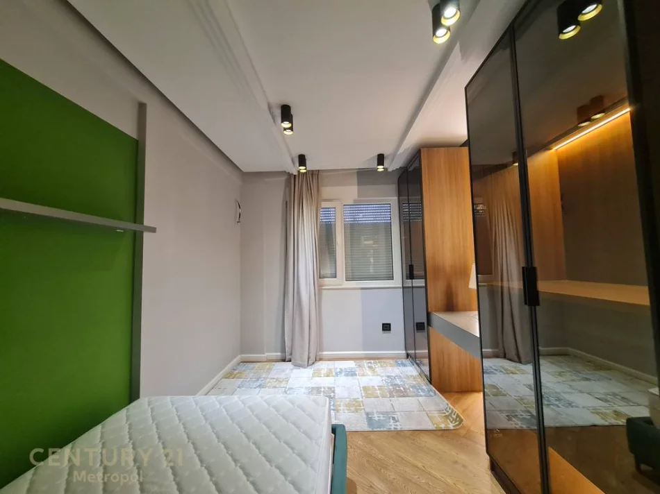 Tirane, jepet me qera apartament 2+1+Ballkon Kati 5, 120 m² 2.000 € (liqeni i thate)