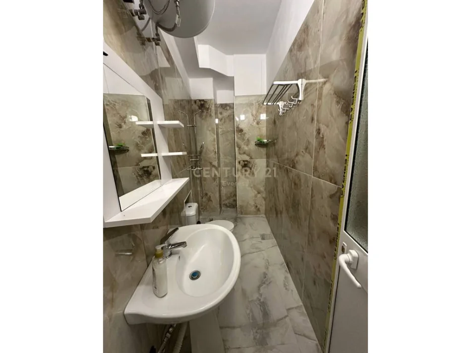 Tirane, jepet me qera apartament 1+1 Kati 0, 55 m² 400 € (Rezidenca Kaimi)